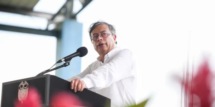 Gustavo Petro anunció que los estudiantes de bachillerato podrán aprender “2 años de universidad” antes de graduarse