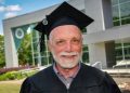¡De admirar! Hombre de 72 años, que llevaba 50 años sin estudiar, se graduó de la universidad