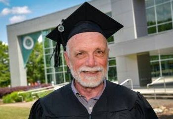 ¡De admirar! Hombre de 72 años, que llevaba 50 años sin estudiar, se graduó de la universidad