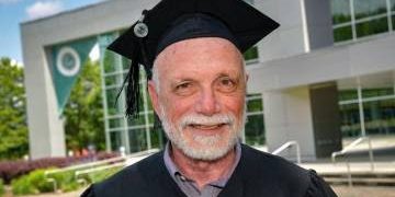 ¡De admirar! Hombre de 72 años, que llevaba 50 años sin estudiar, se graduó de la universidad
